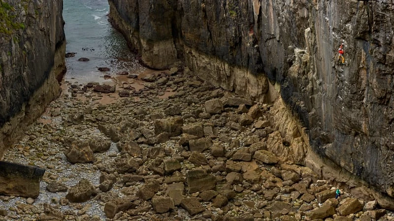 Roland Hemetzberger climbing the hard and dangerous Point Blank in Pembroke, Wales. ©Paolo Sartori